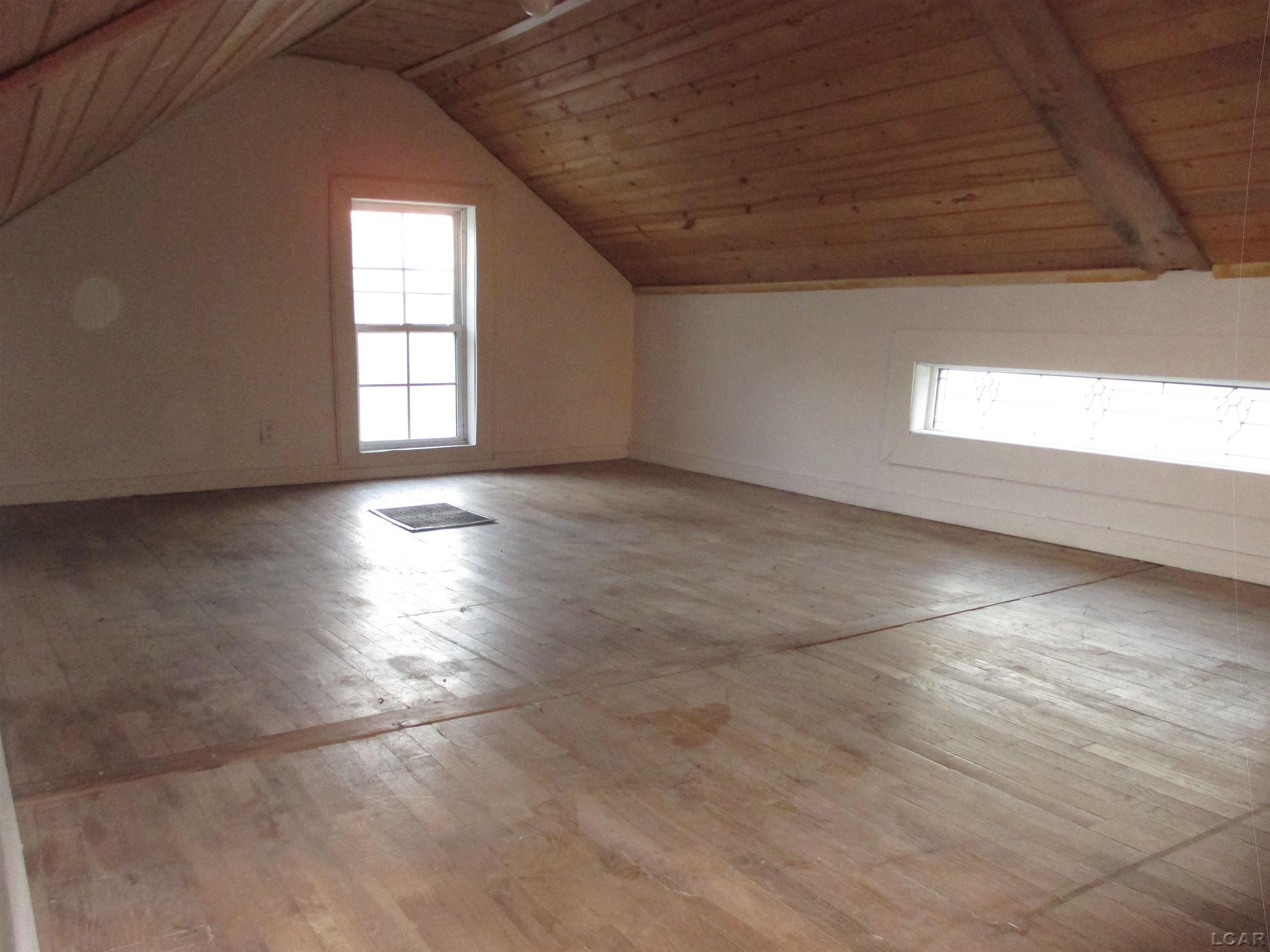302 Riverside Avenue Adrian, MI 49221 - Photo 6 of 21 50159111-b8c6d126-1f31-4842-a6d3-d371f5df83c7.JPG