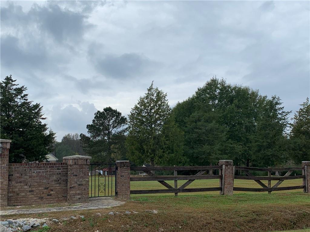 7024 Riverside Road Seagrove, NC 27341 - Photo 4 of 16 Right side of the privacy fence in the front of the home.