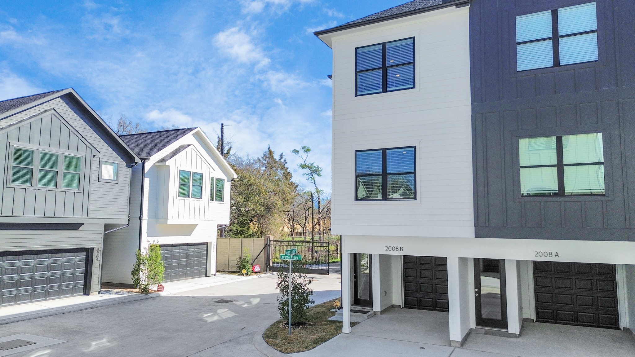 2003 Laverne Willow Lane, Unit B Houston, TX 77080 - Photo 4 of 29