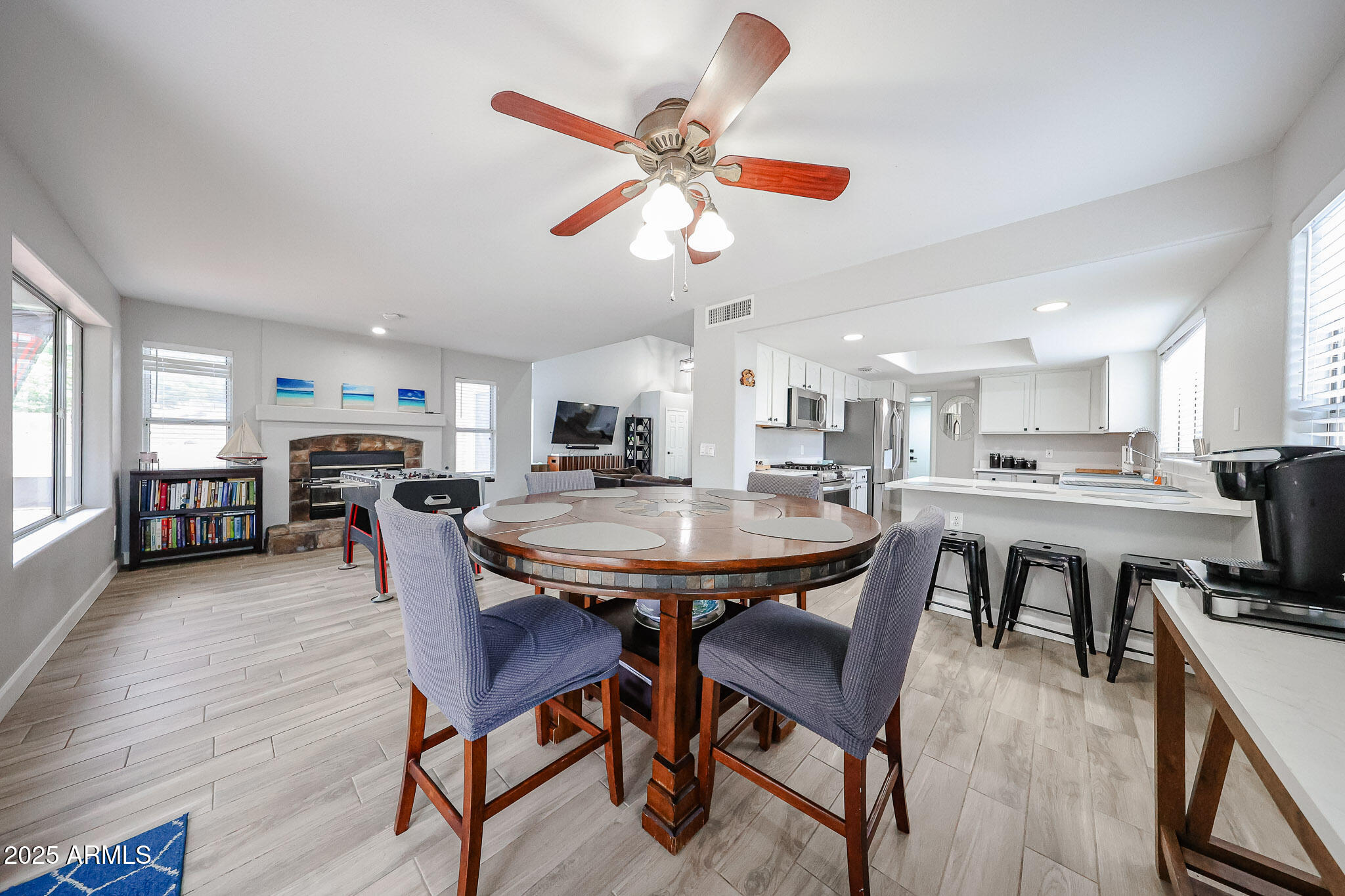 3902 East Rosemonte Drive Phoenix, AZ 85050 - Photo 12 of 46 a dining room with furniture and window