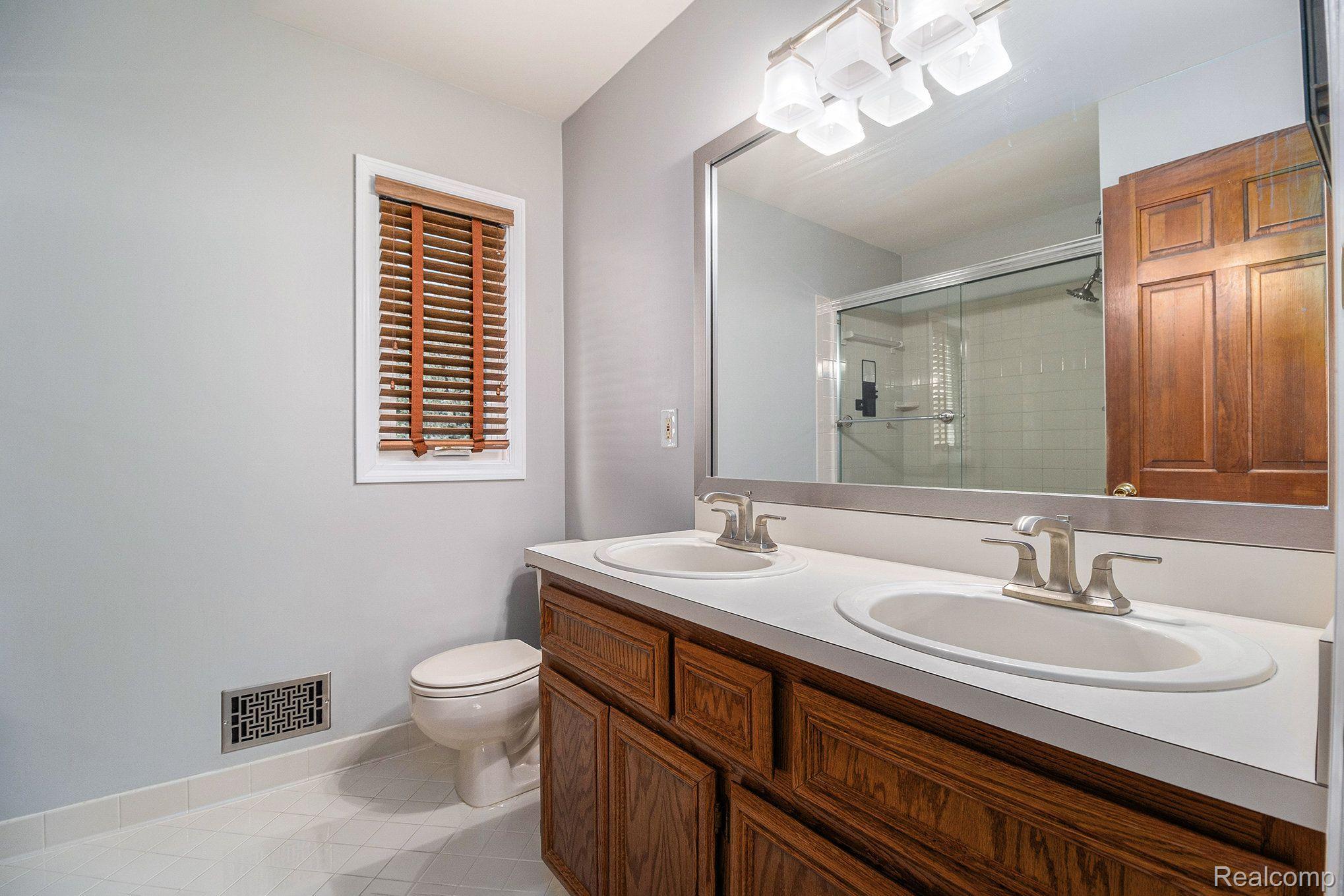 2151 Kennedy Drive Rochester, MI 48309 - Photo 22 of 39 Primary Bath