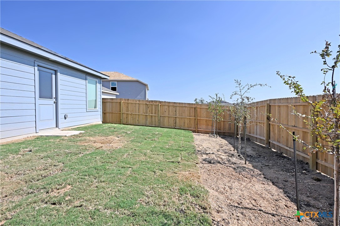 11560 Chestnut Rose St. Hedwig, TX 78152 - Photo 26 of 28 a backyard of a house