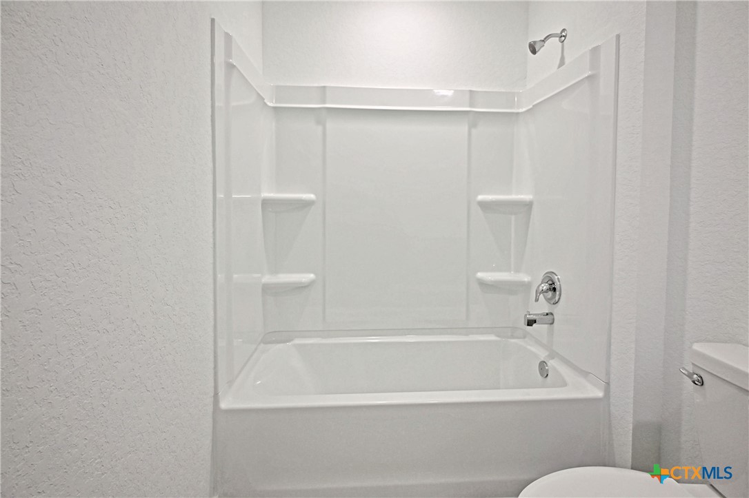 11560 Chestnut Rose St. Hedwig, TX 78152 - Photo 8 of 28 a bathroom with a bathtub and a toilet