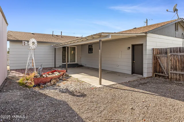 a view of a backyard of the house