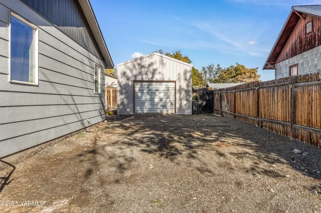 a view of a backyard