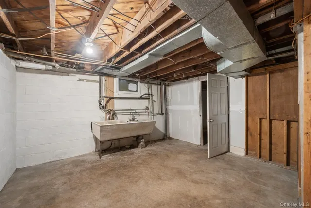 a view of utility room