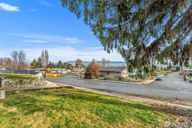 $385,000 | 1100 Vista Place, Unit B, Wenatchee, WA 98801