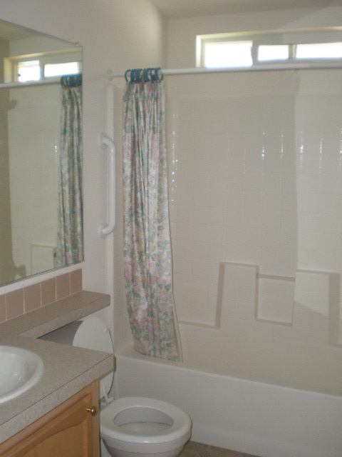 19442 Anna Road Anderson, CA 96007 - Photo 8 of 16 Guest Bath