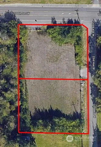 a view of a backyard of the house