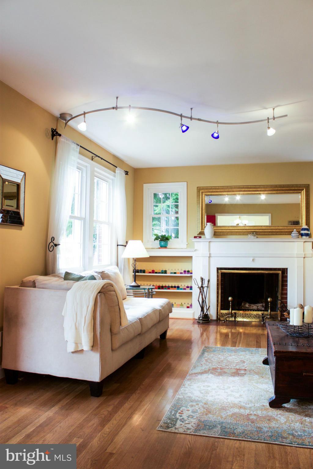 9950 Moss Avenue Silver Spring, MD 20901 - Photo 3 of 30 Living Room