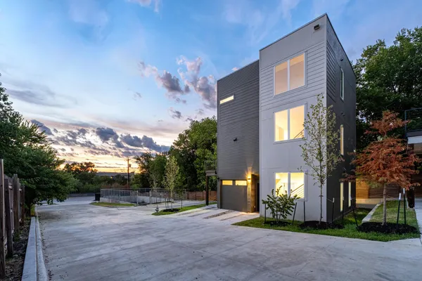 a view of a house with a backyard