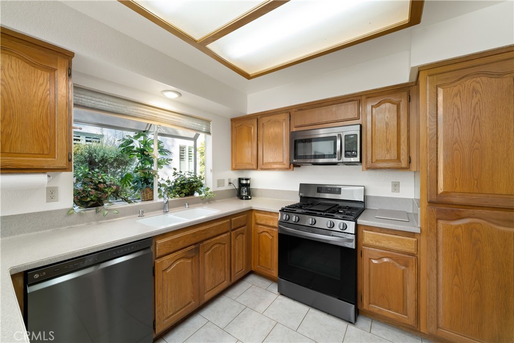 634 Riviera Circle Nipomo, CA 93444 - Photo 19 of 40 a kitchen with a sink stove and microwave