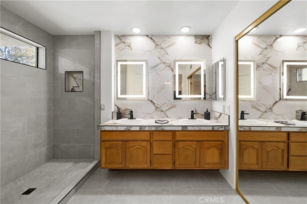 634 Riviera Circle Nipomo, CA 93444 - Photo 25 of 40 a bathroom with a tub sink and mirror