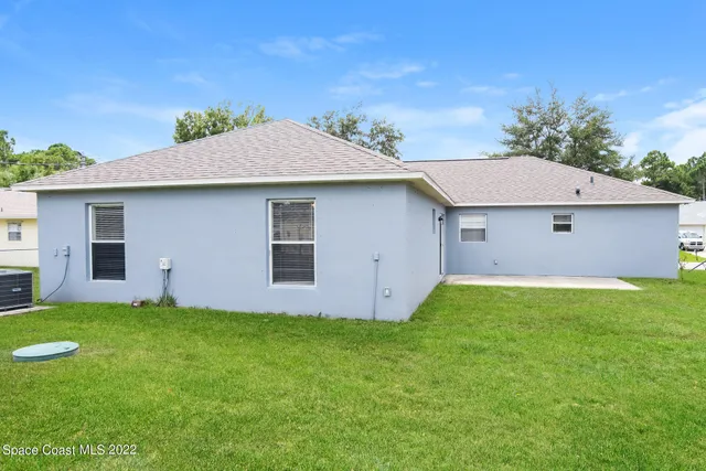 a front view of house with yard and garage