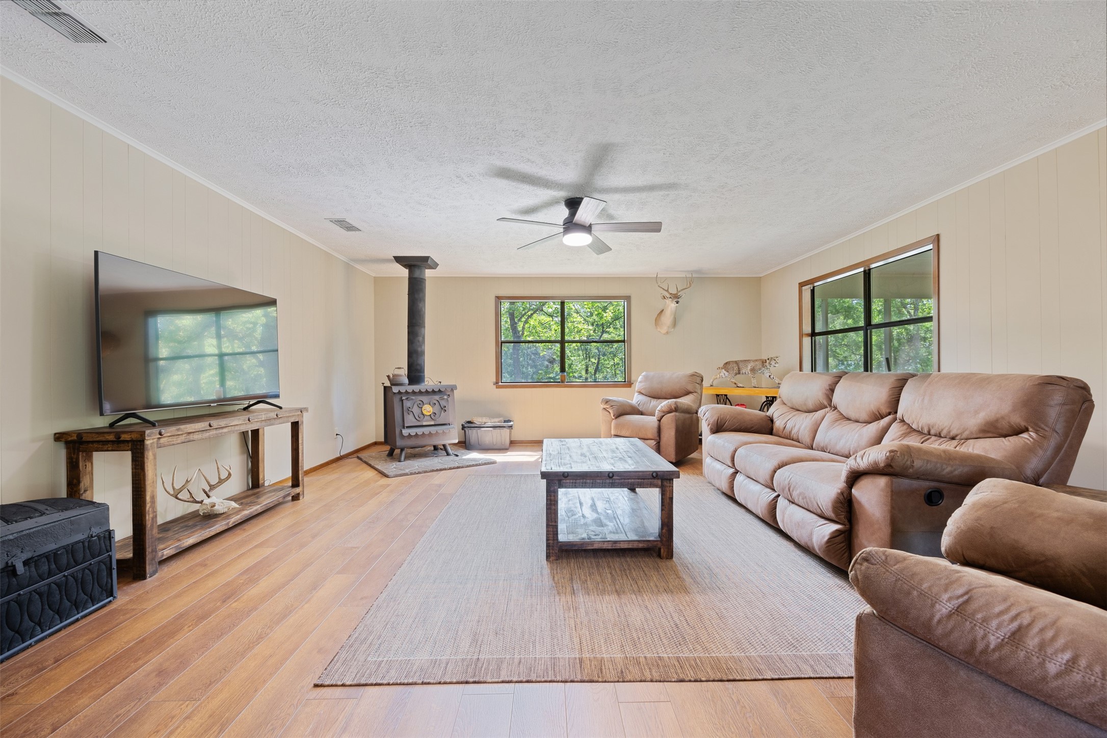 729 Centerhill Cemetery Road Crockett, TX 75835 - Photo 27 of 43 a living room with furniture and a flat screen tv