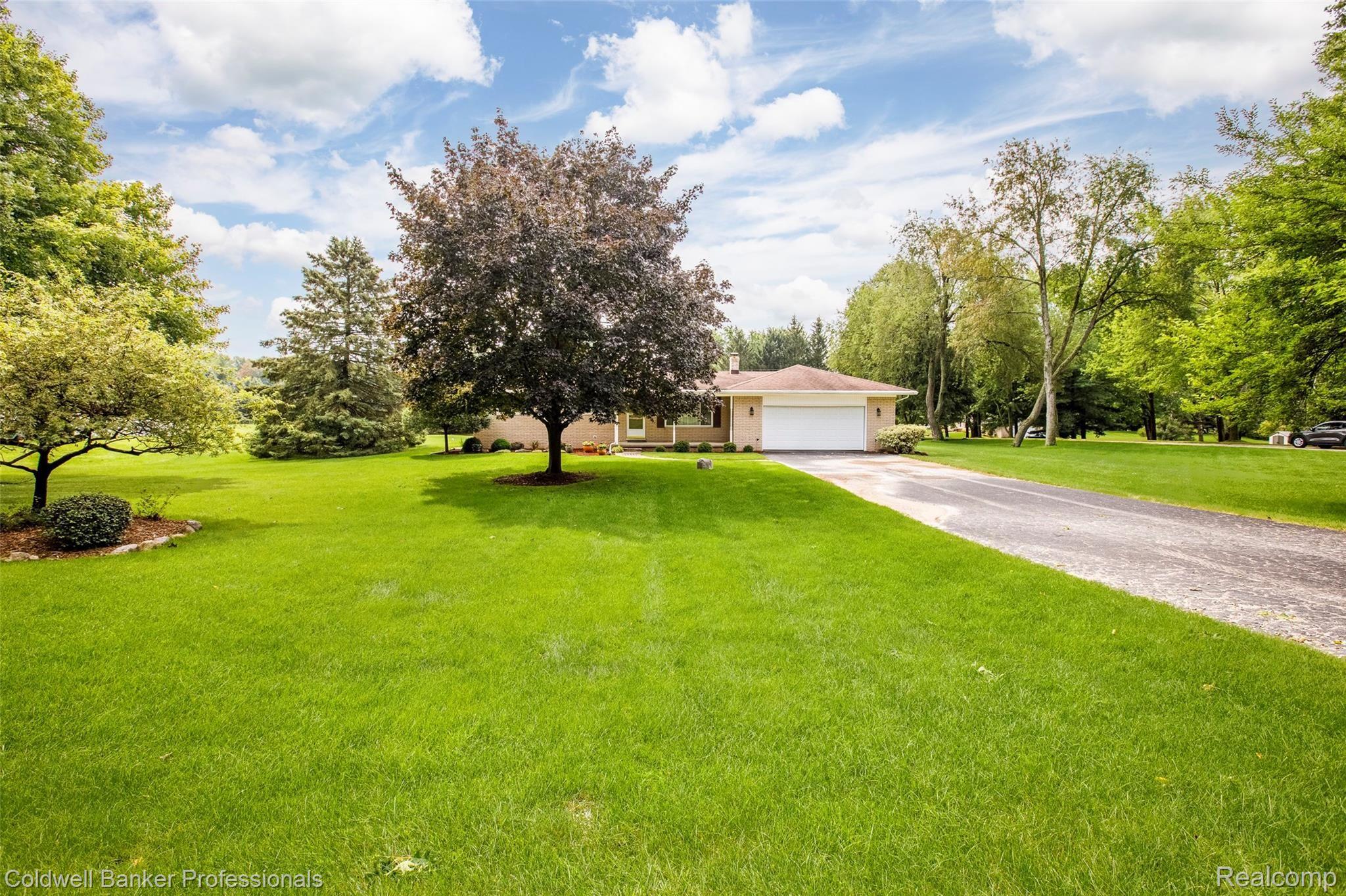 6945 Hubbard Road Clarkston, MI 48348 - Photo 12 of 22 oversized yard in front and back