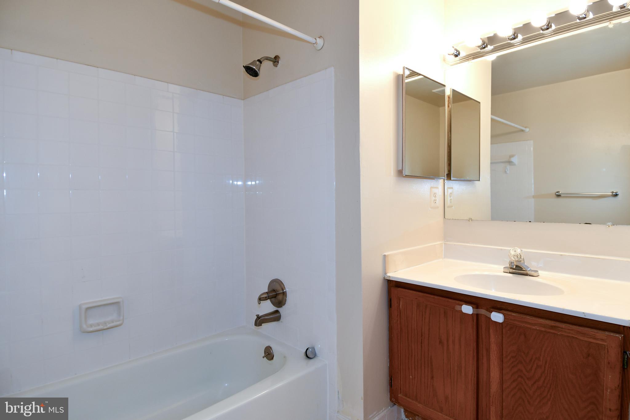 4 Waterside Court Germantown, MD 20874 - Photo 16 of 31 Primary bedroom attached bath