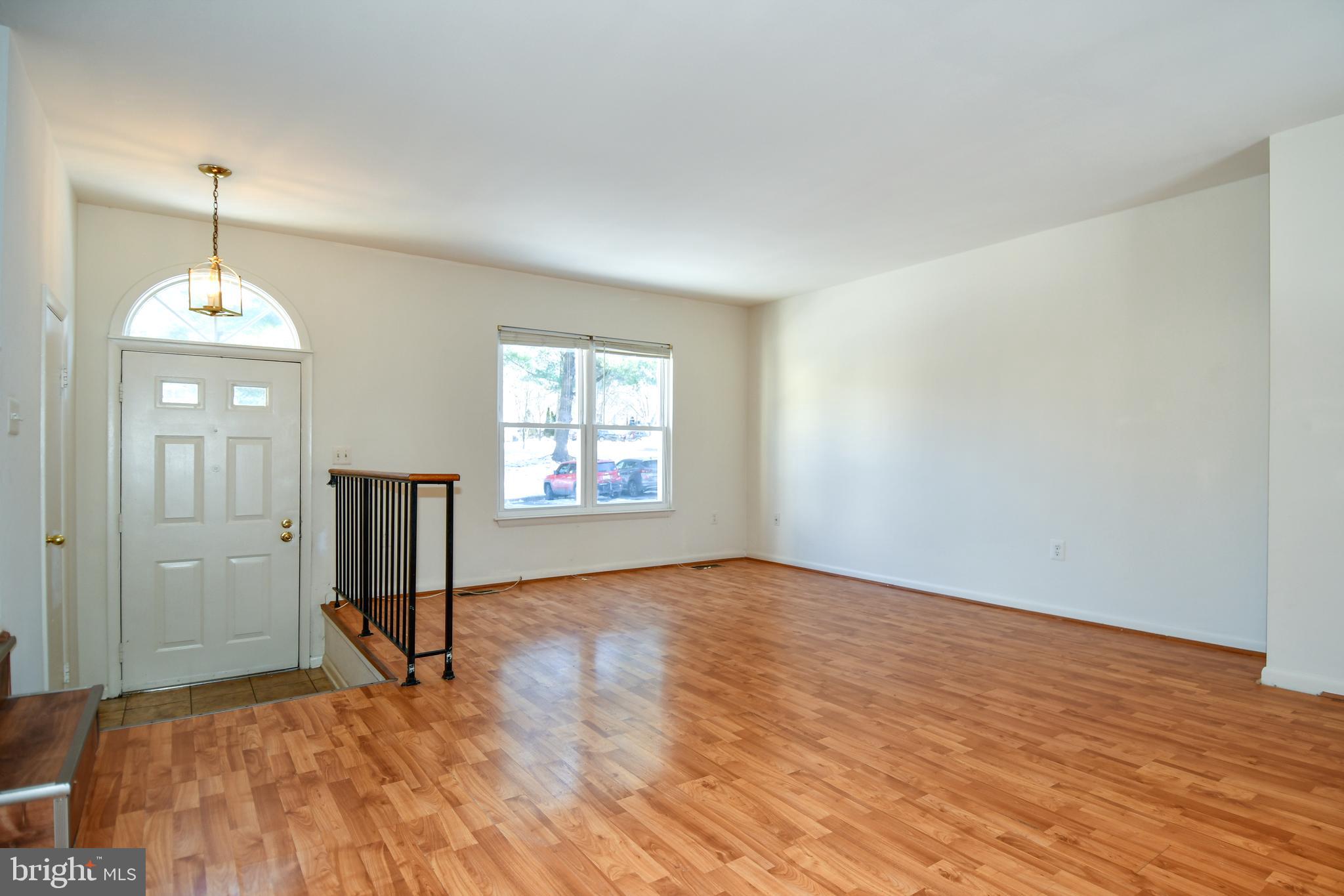 4 Waterside Court Germantown, MD 20874 - Photo 2 of 31 Living Room
