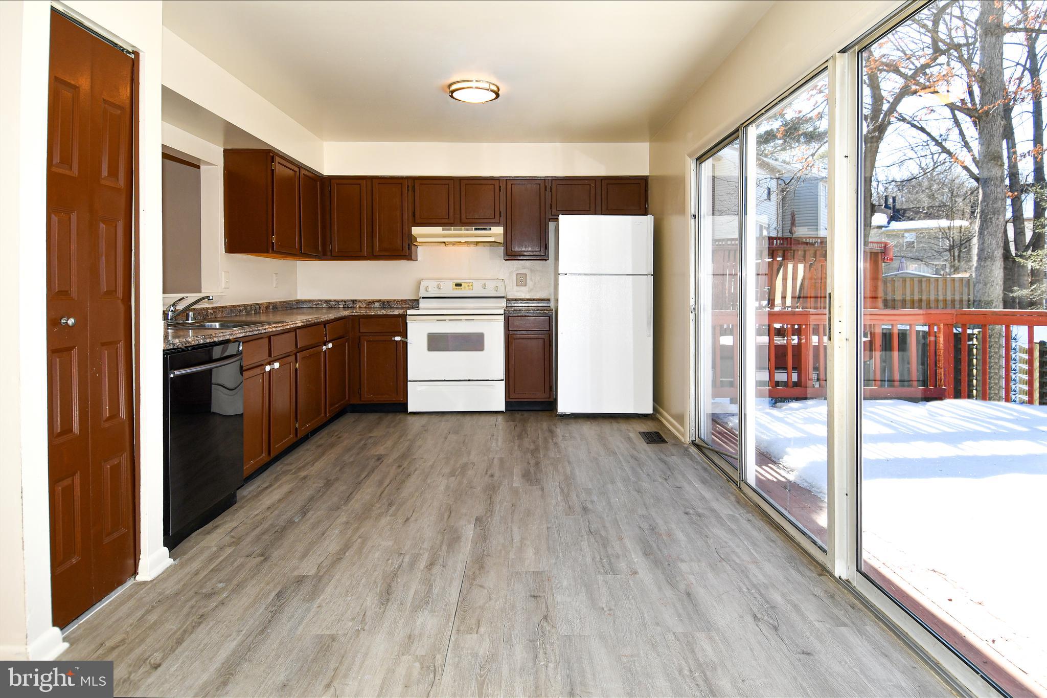 4 Waterside Court Germantown, MD 20874 - Photo 8 of 31 Kitchen has Space for a breakfast table
