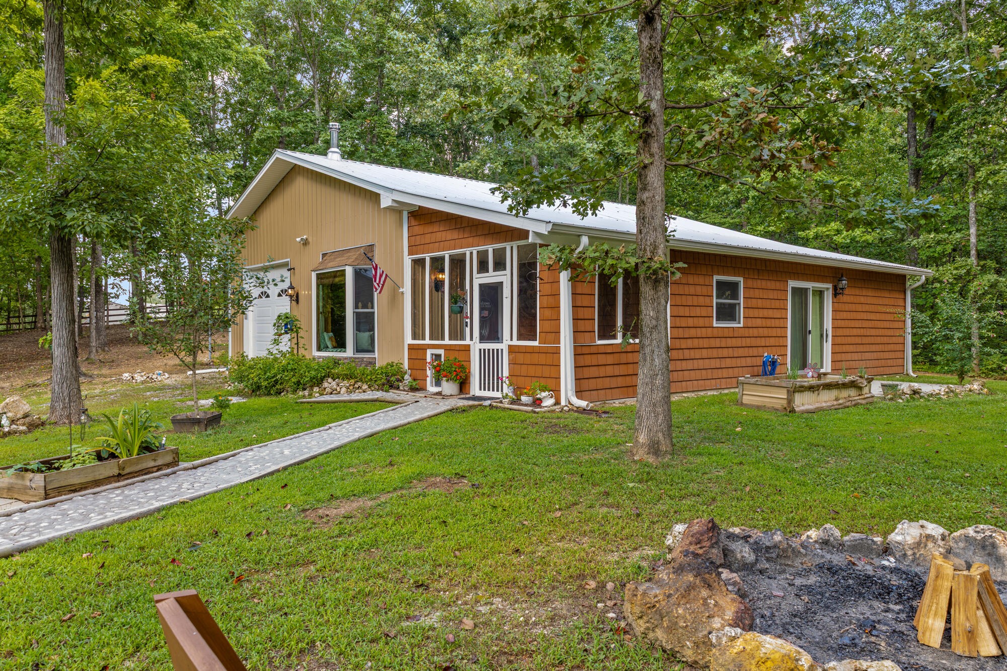 a view of a house with backyard and garden