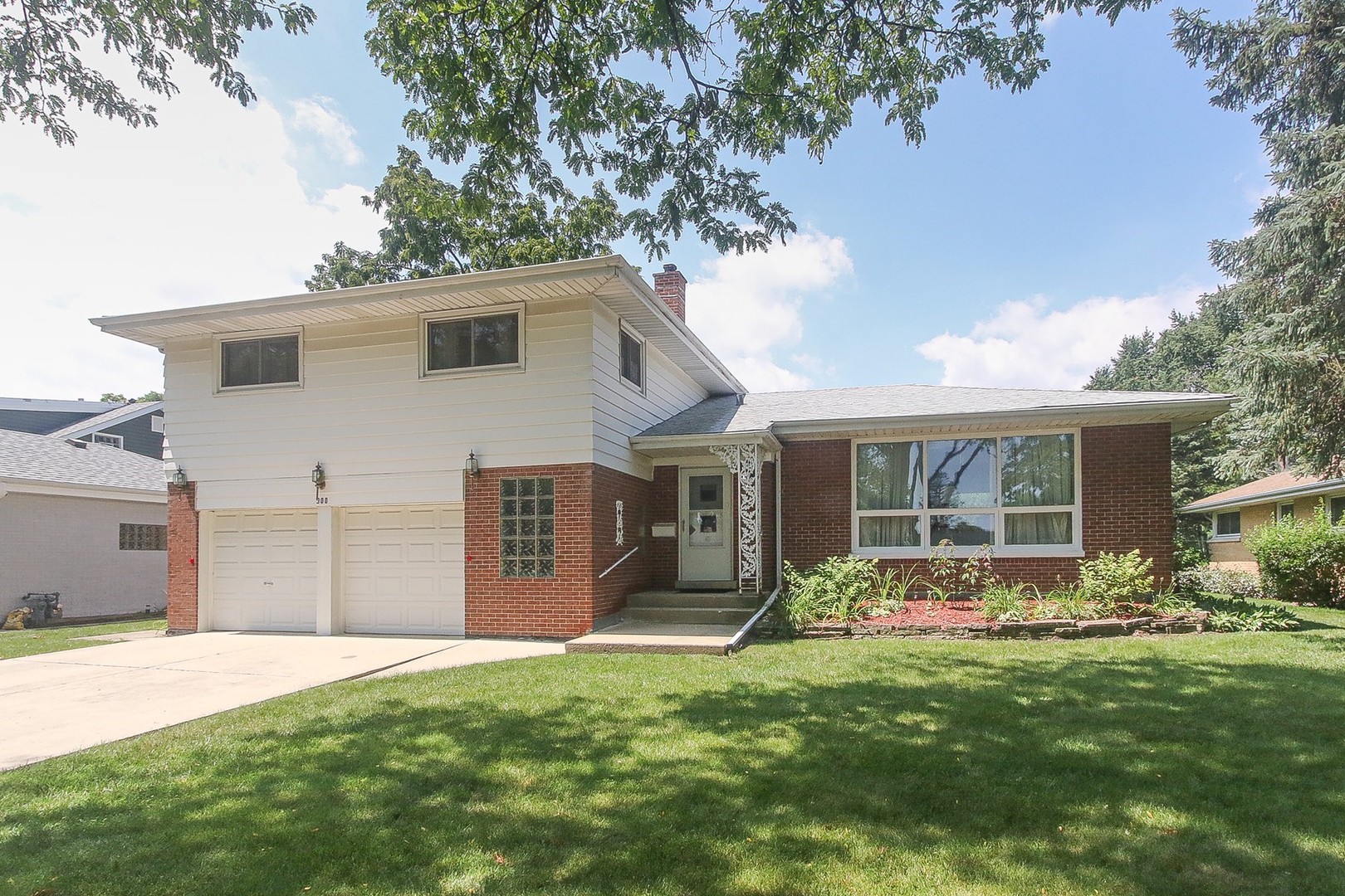a view of a house with backyard