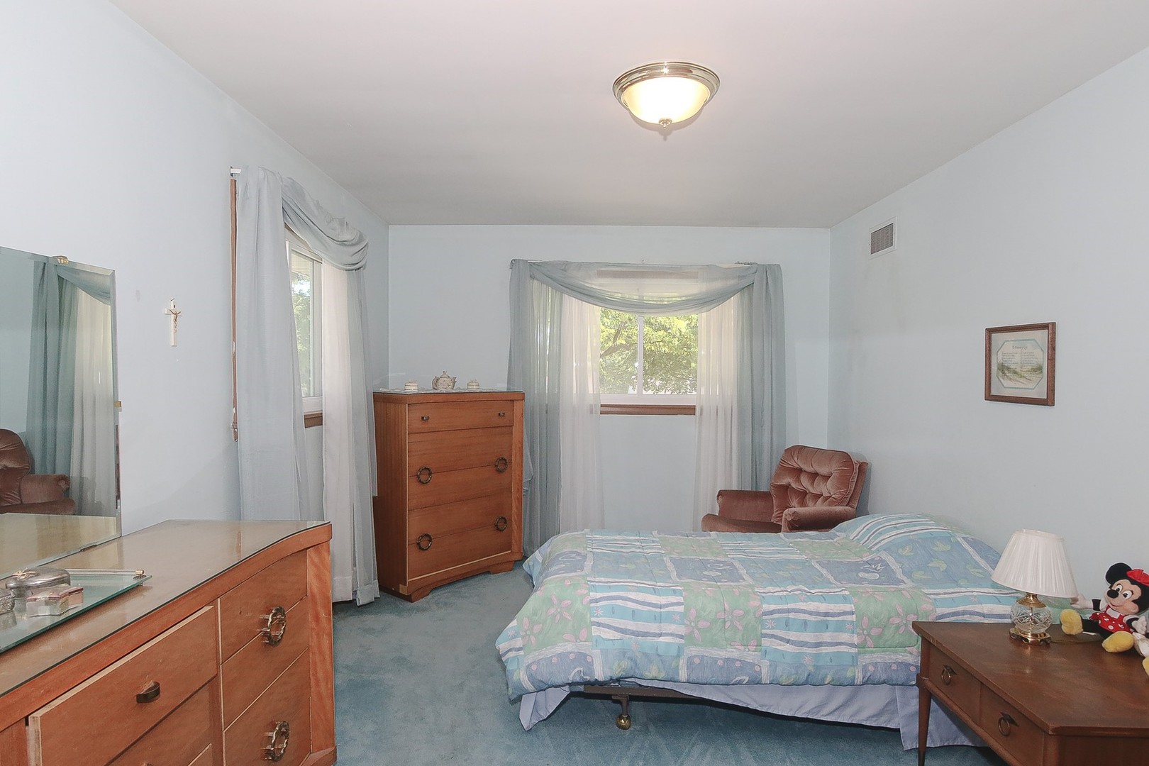 300 South We Go Trail Mount Prospect, IL 60056 - Photo 17 of 27 a bedroom with a bed and a dresser