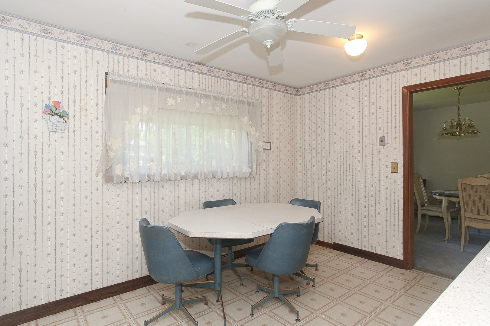 300 South We Go Trail Mount Prospect, IL 60056 - Photo 4 of 27 a view of a dining room with furniture and a chandelier fan