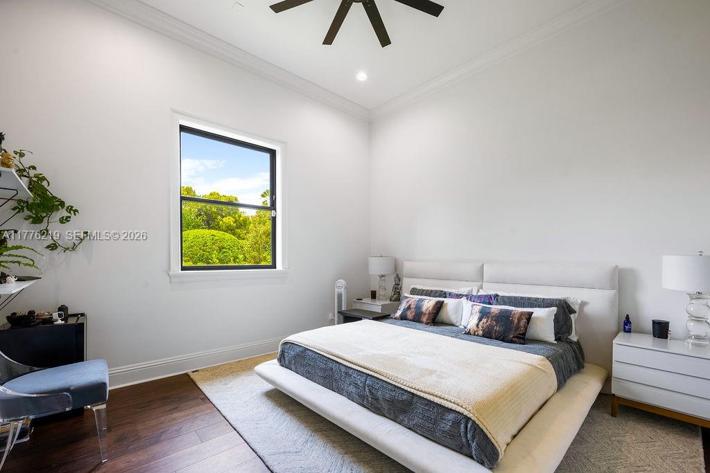 570 Manor Road Maitland, FL 32751 - Photo 55 of 100 a bedroom with a bed and a potted plant