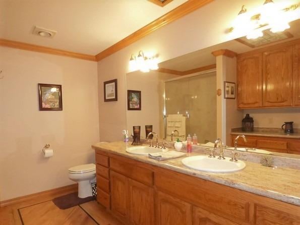 7000 Redthorne Road Rogue River, OR 97537 - Photo 15 of 35 Guest/Main bathroom feels like a parlor