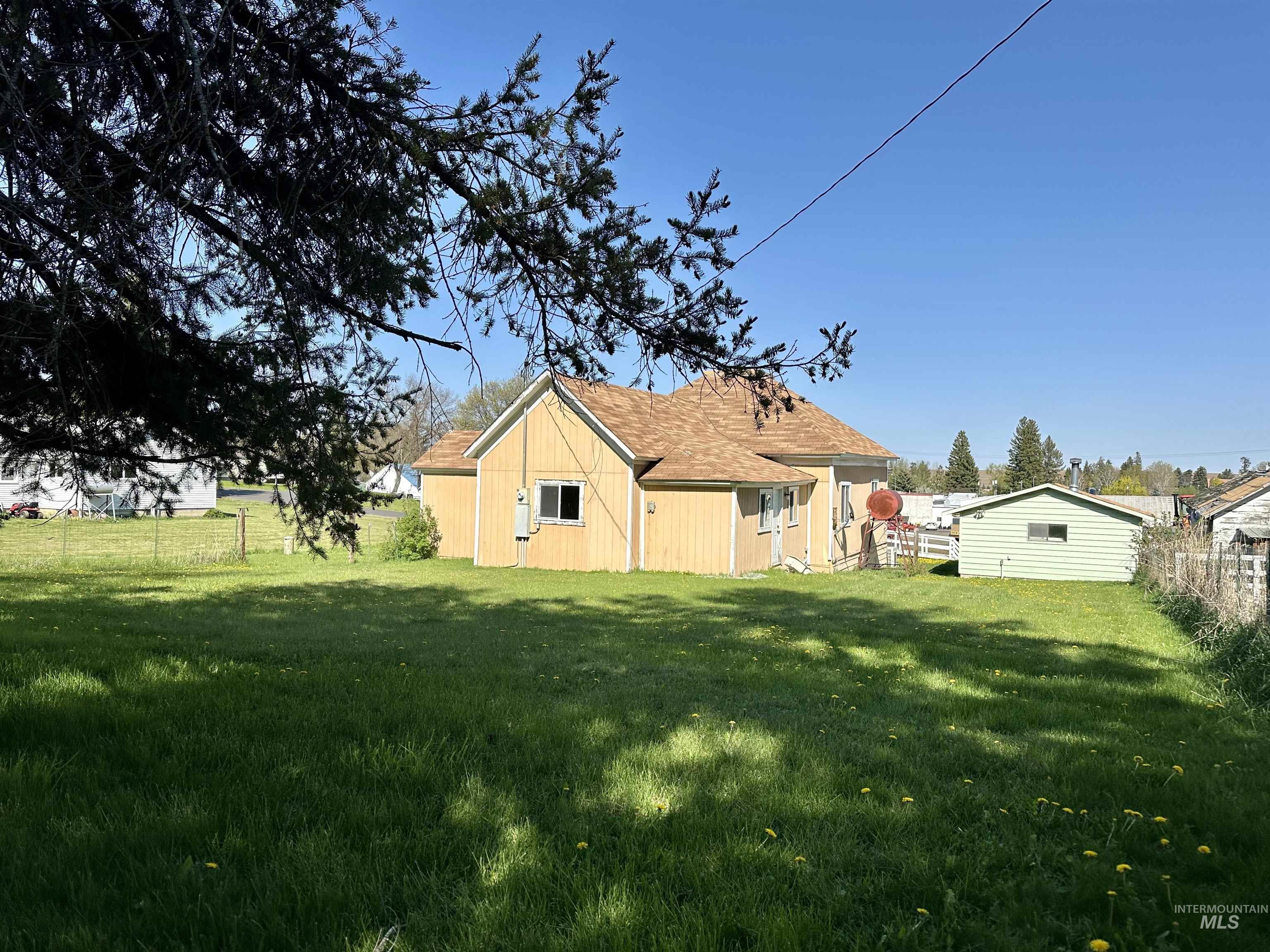 408 Walnut Street Nezperce, ID 83543 - Photo 2 of 23