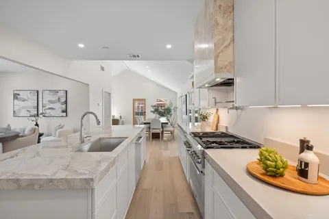 $1,199,999 | 1011 West Cottage Street, Houston, TX 77009