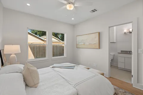 $1,199,999 | 1011 West Cottage Street, Houston, TX 77009