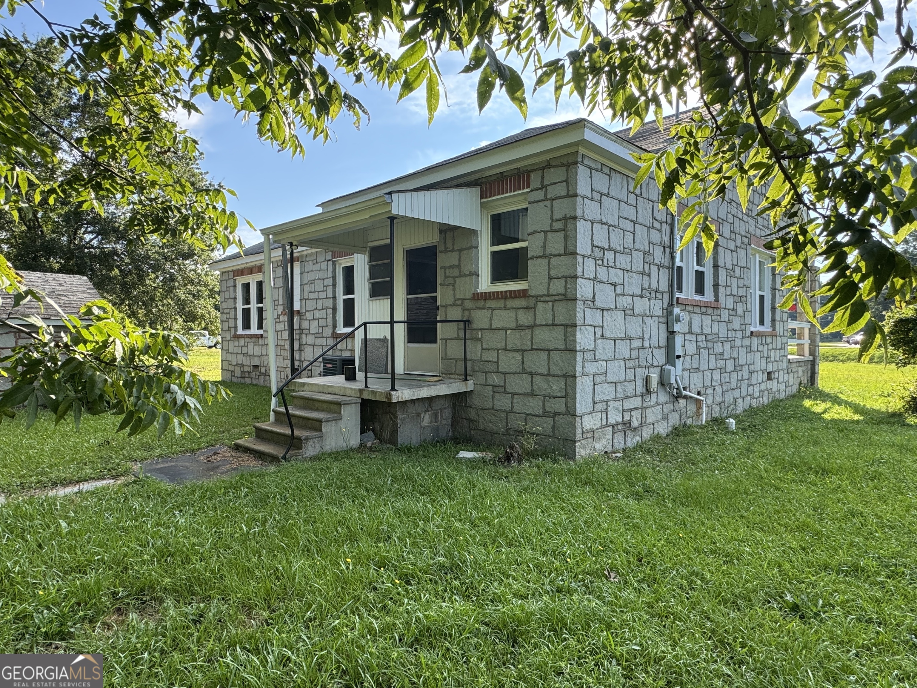 968 Elbert Street Elberton, GA 30635 - Photo 3 of 10 a view of a chair and table in backyard of the house