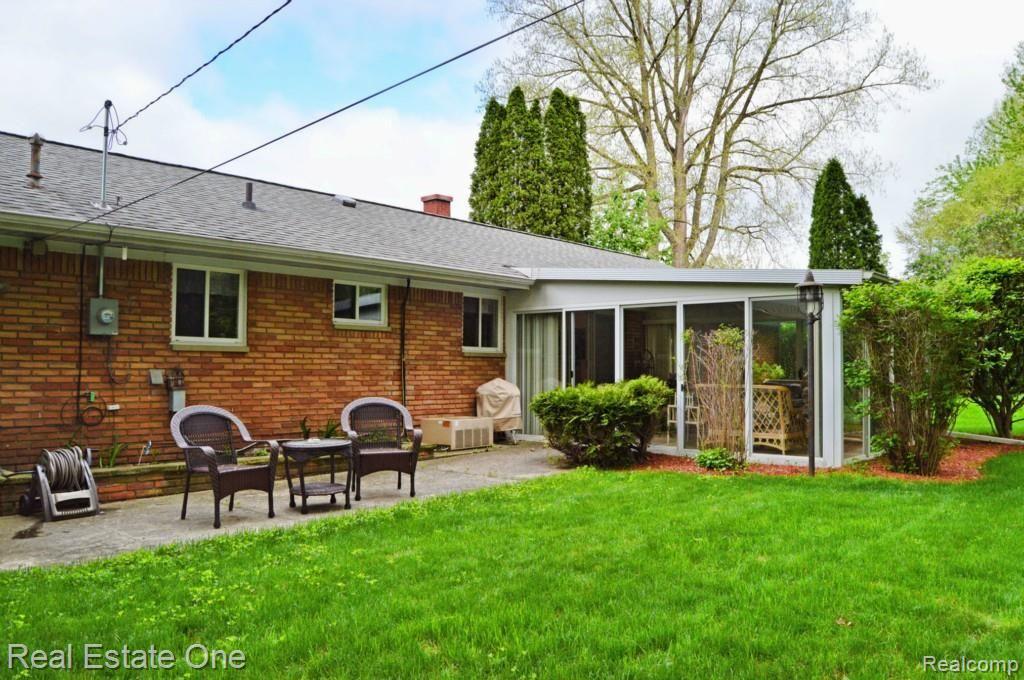 1928 Dawn Ridge Road Walled Lake, MI 48390 - Photo 15 of 19 14 BACK.jpg