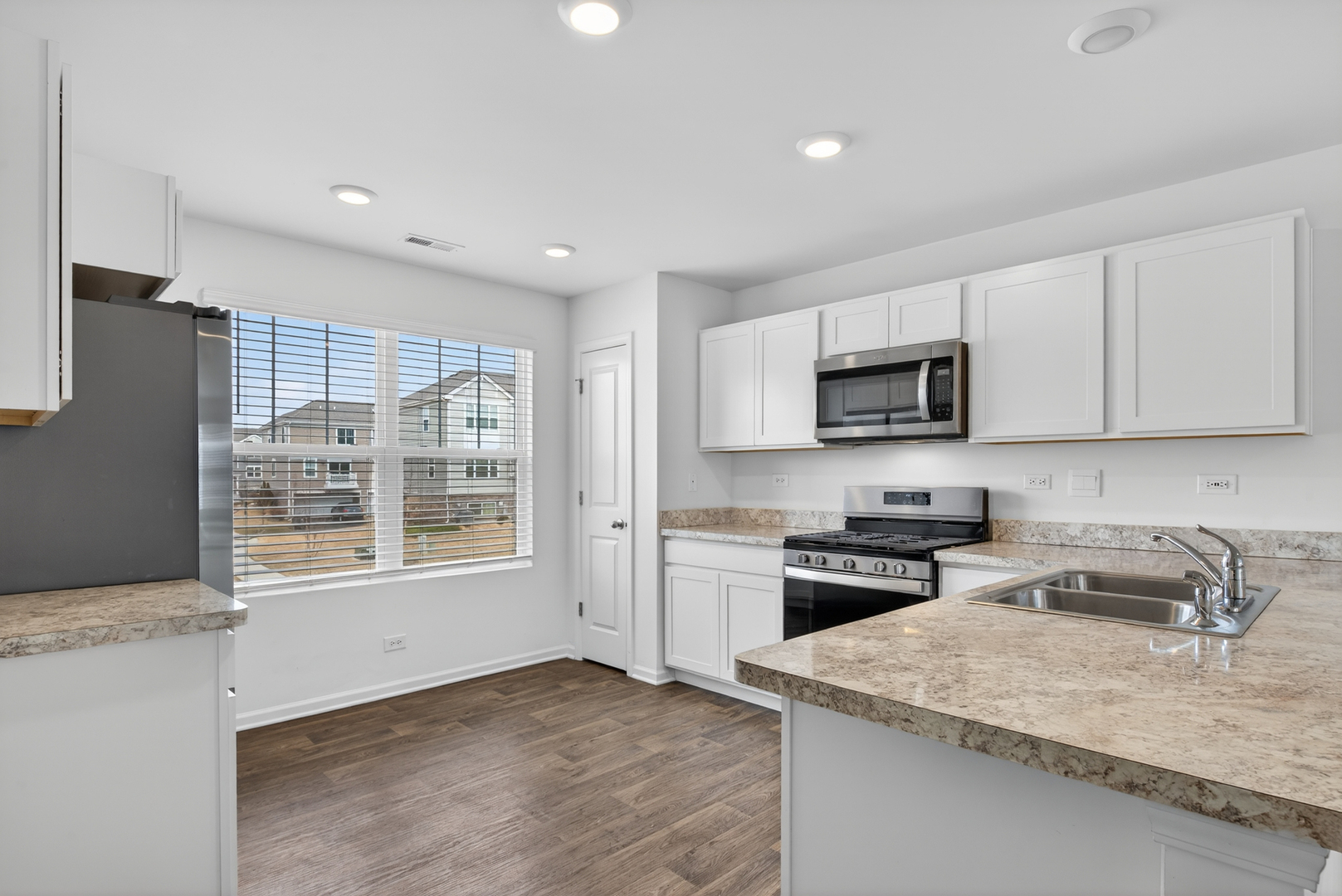 3831 Currant Lane Elgin, IL 60124 - Photo 6 of 25 a kitchen that has a stove a sink and a microwave