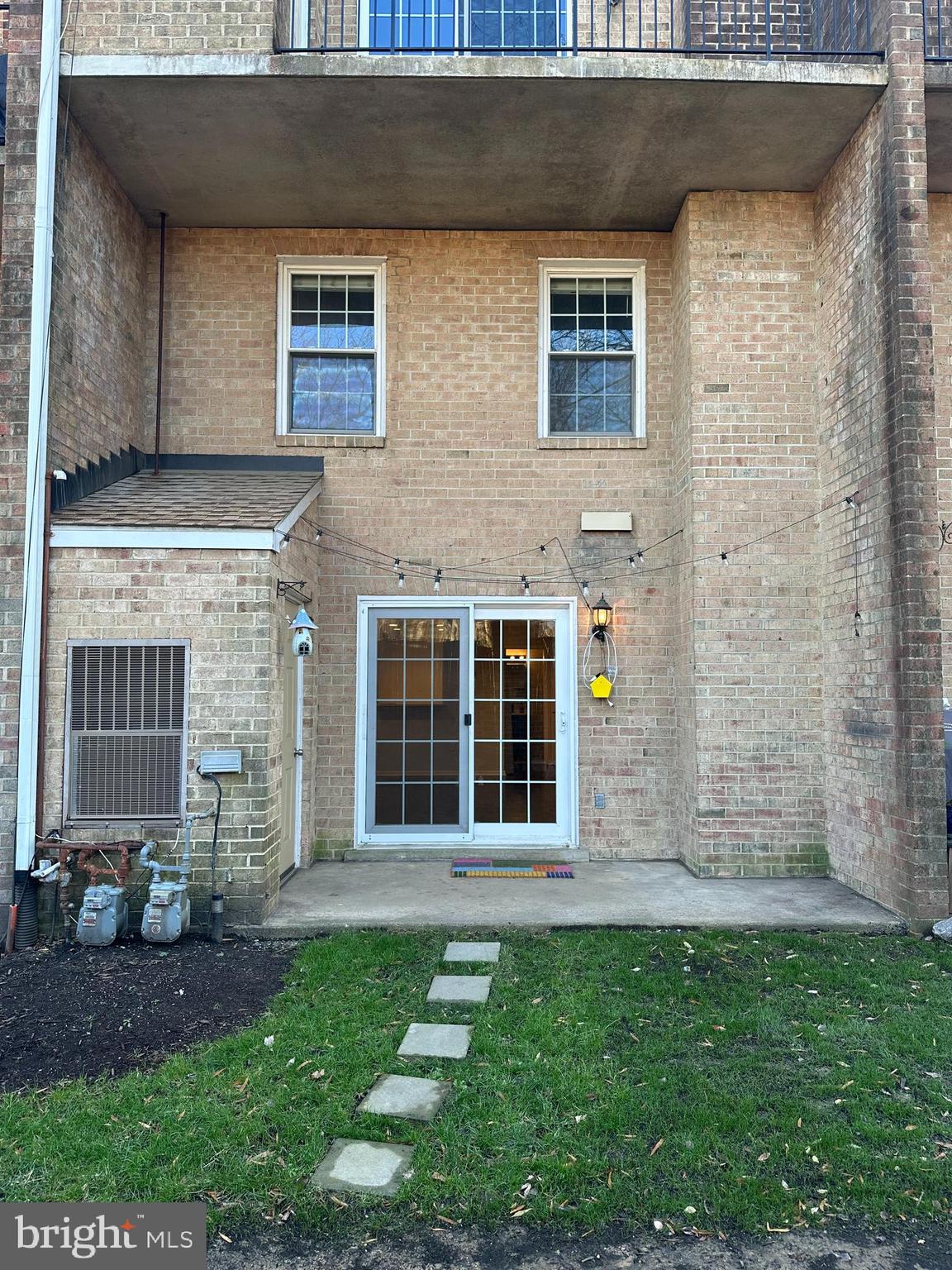 907 South Rolfe Street, Unit 1A Arlington, VA 22204 - Photo 34 of 36 front view of a house with a yard