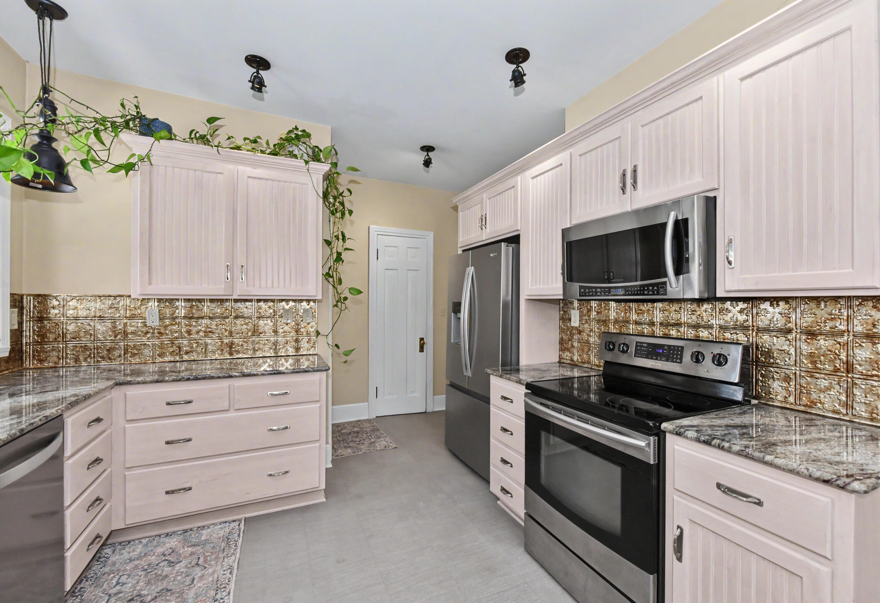 1213 College Avenue Racine, WI 53403 - Photo 16 of 54 DSC_9419