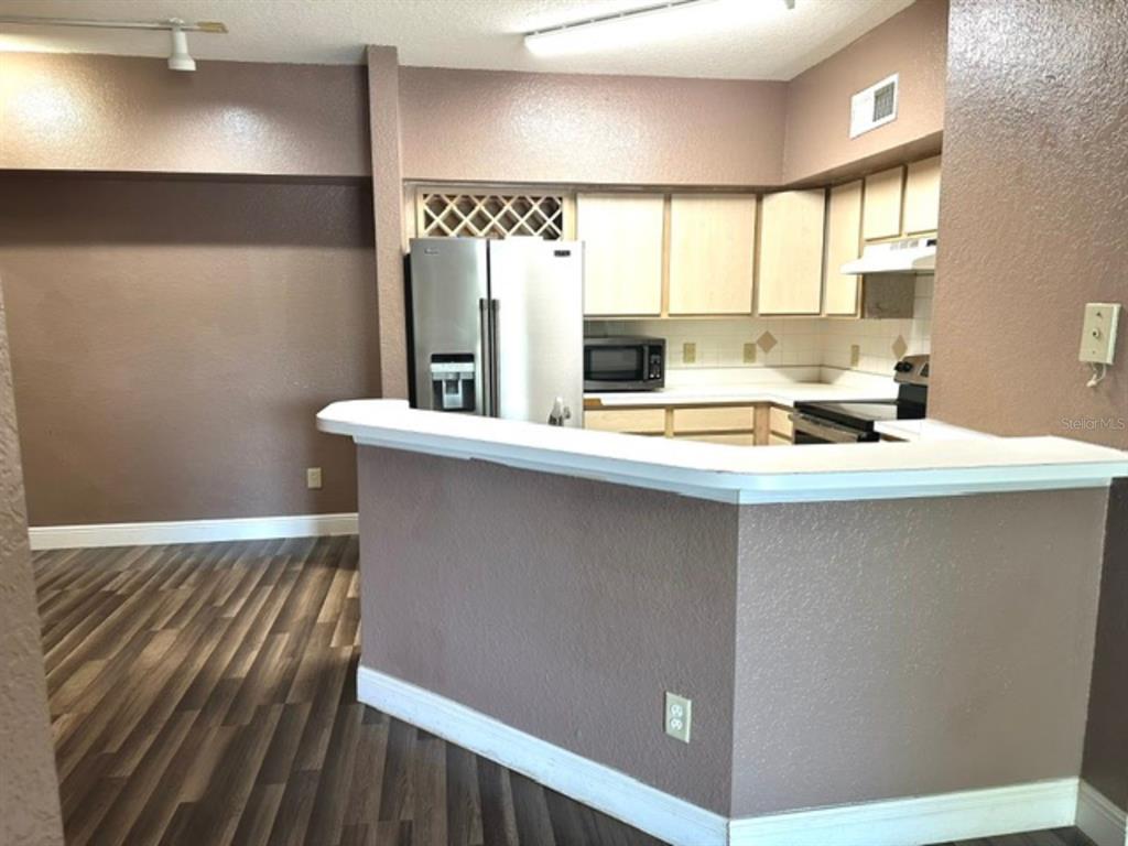 822 Camargo Way, Unit 204 Altamonte Springs, FL 32714 - Photo 11 of 32 a kitchen with a sink a window and appliances