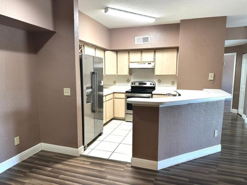 822 Camargo Way, Unit 204 Altamonte Springs, FL 32714 - Photo 8 of 32 a kitchen with a stove a sink and a refrigerator