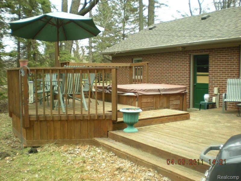 21358 Merriman Road New Boston, MI 48164 - Photo 9 of 16 Deck
