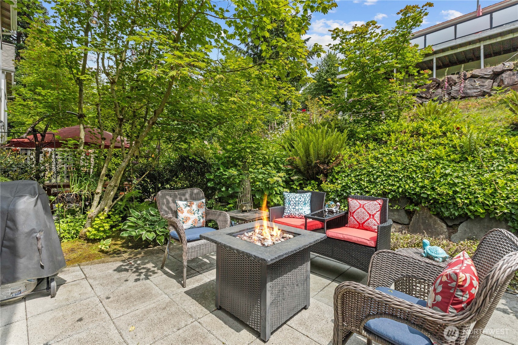 11017 Villa Rosa Lane Mukilteo, WA 98275 - Photo 5 of 37 a outdoor space with a couch