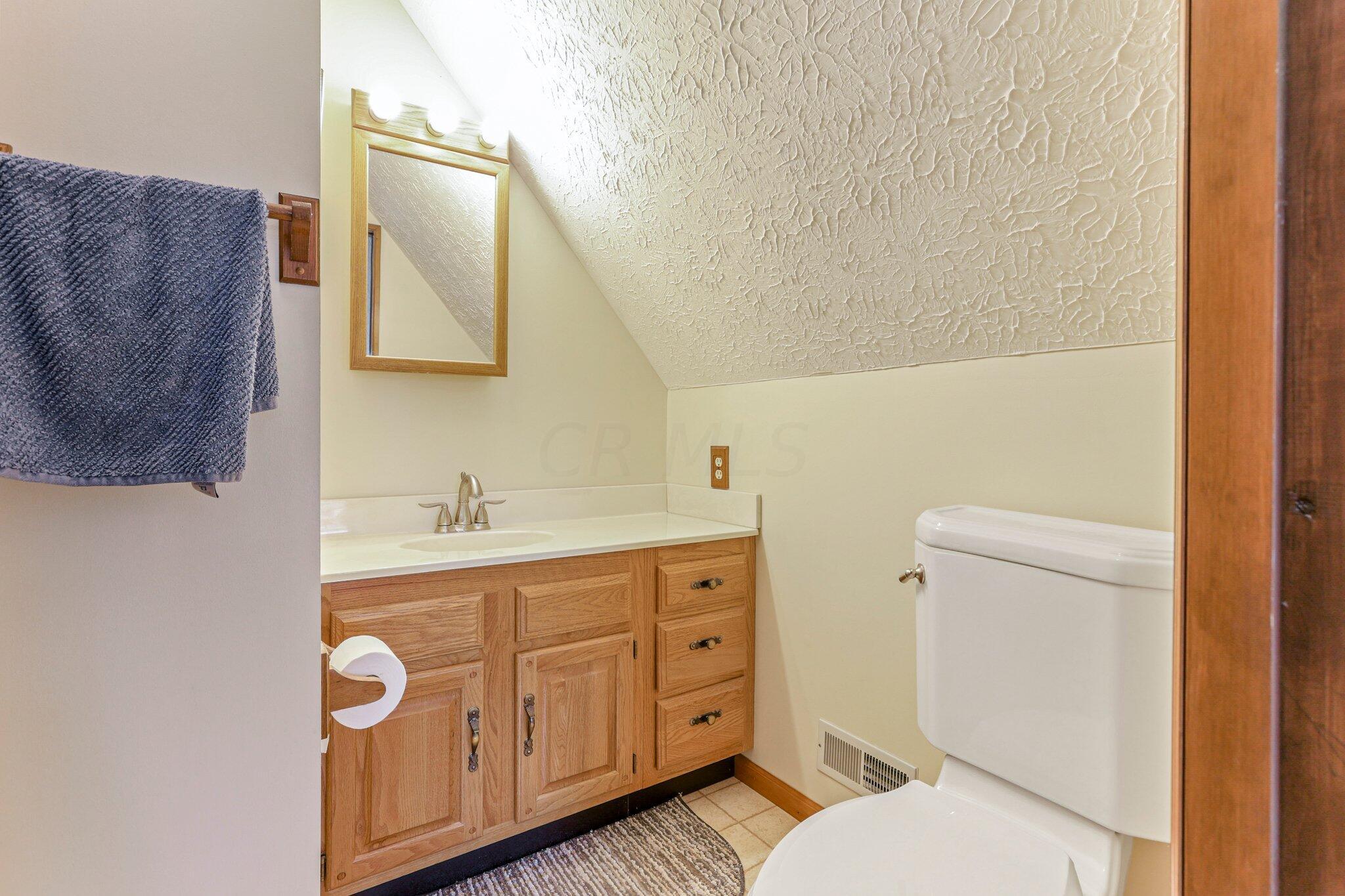 7430 Richardson Road Groveport, OH 43125 - Photo 27 of 40 Upper Level Primary Suite Bathroom