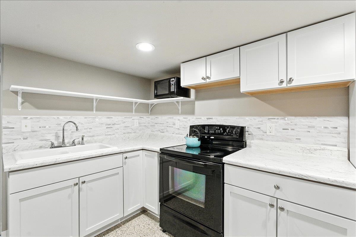 W9354 Oakland Road Cambridge, WI 53523 - Photo 12 of 34