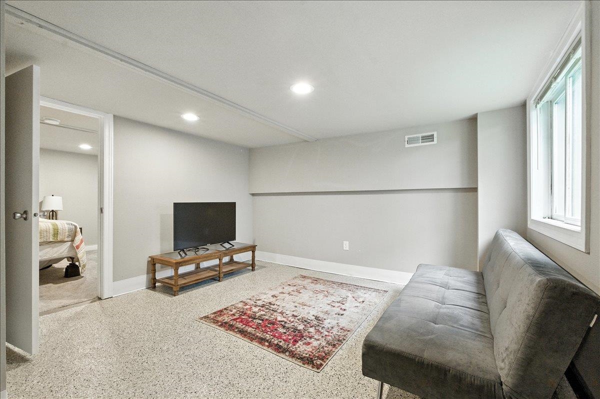 W9354 Oakland Road Cambridge, WI 53523 - Photo 6 of 34