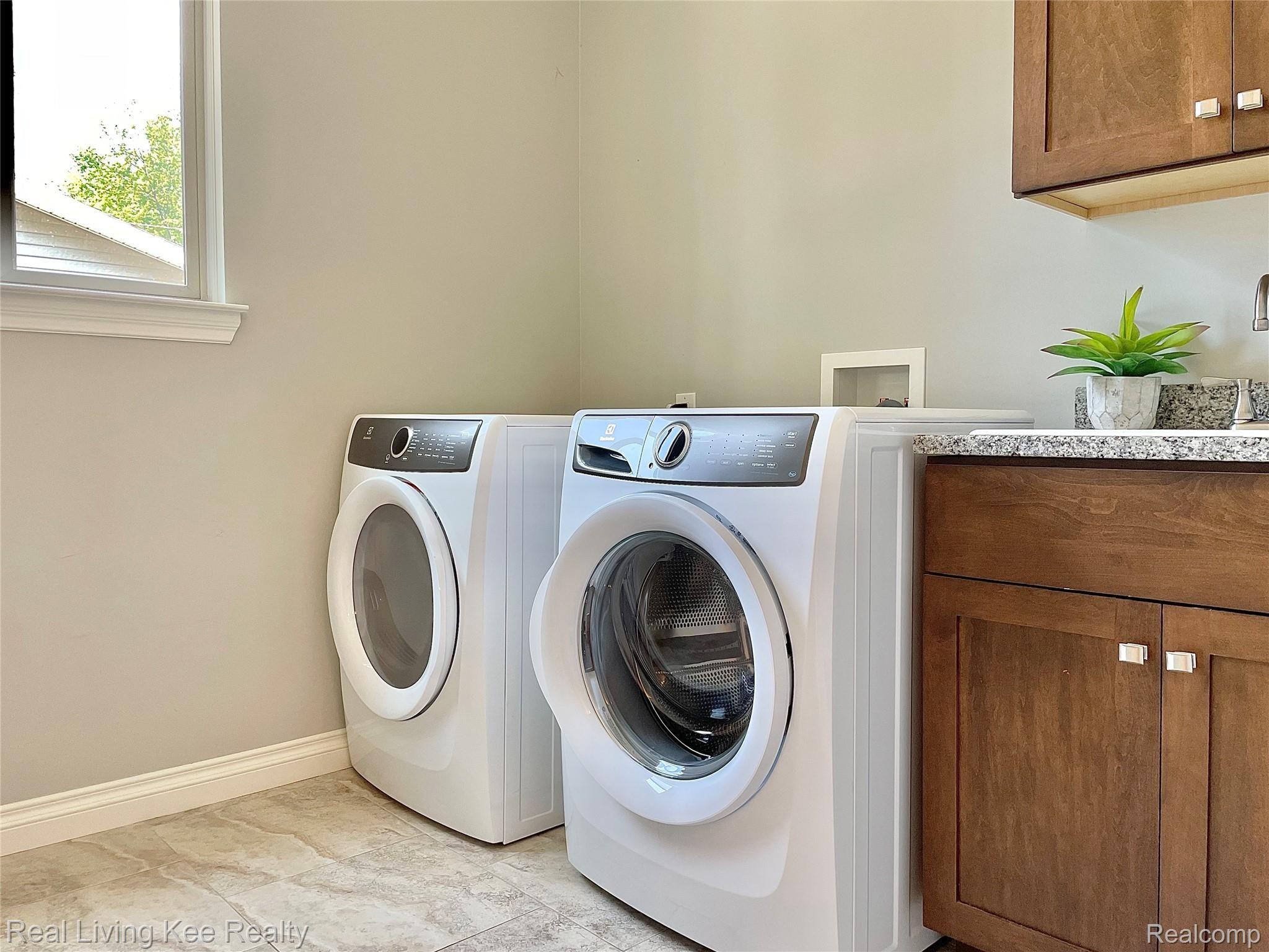557 Curzon Road Rochester, MI 48307 - Photo 46 of 66 Large main floor laundry room