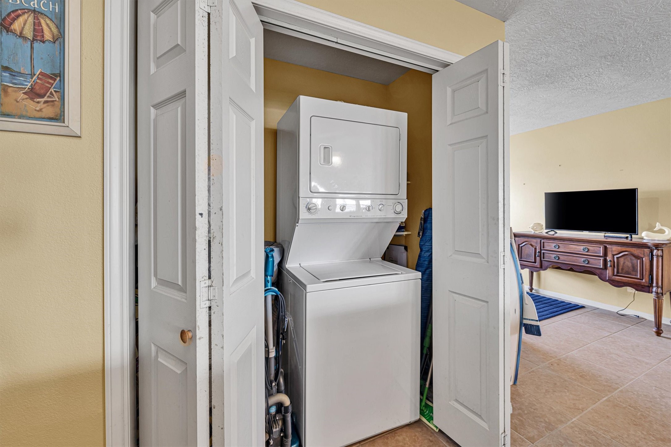 818 Seashell Drive Freeport, TX 77541 - Photo 18 of 23 a view of a livingroom with furniture and a flat screen tv