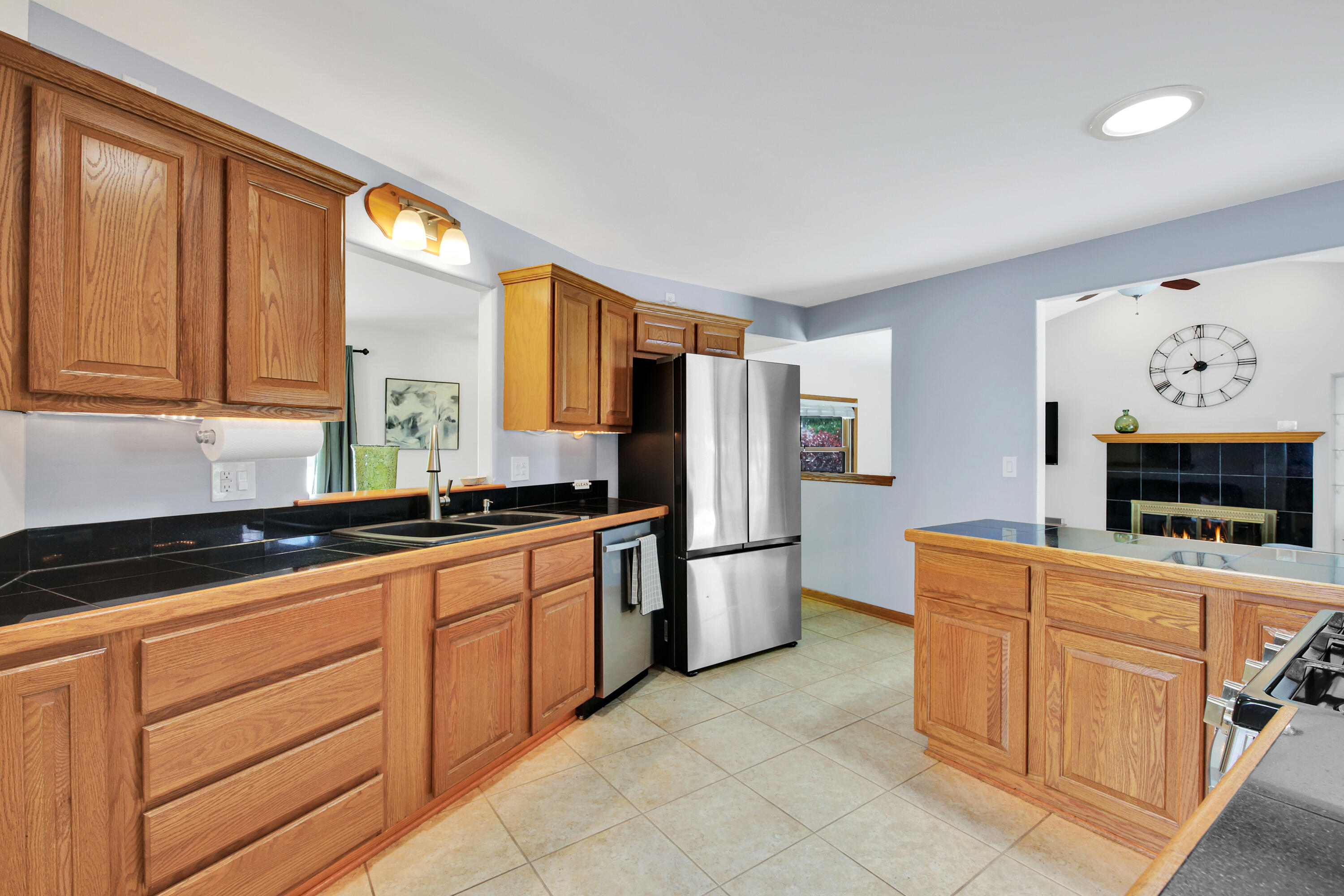 7527 South 73rd Street Franklin, WI 53132 - Photo 9 of 30 Kitchen