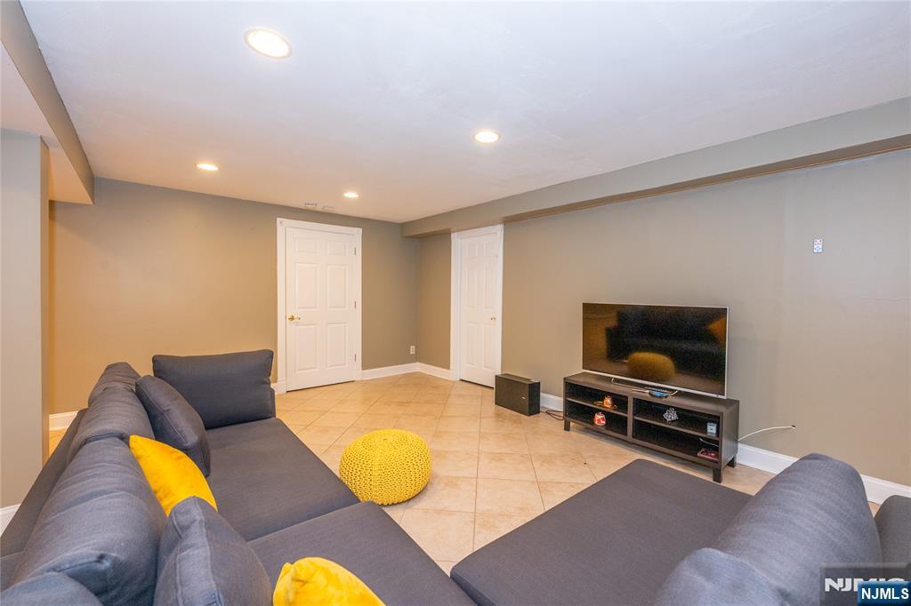 12 Rene Court Wayne, NJ 07470 - Photo 24 of 33