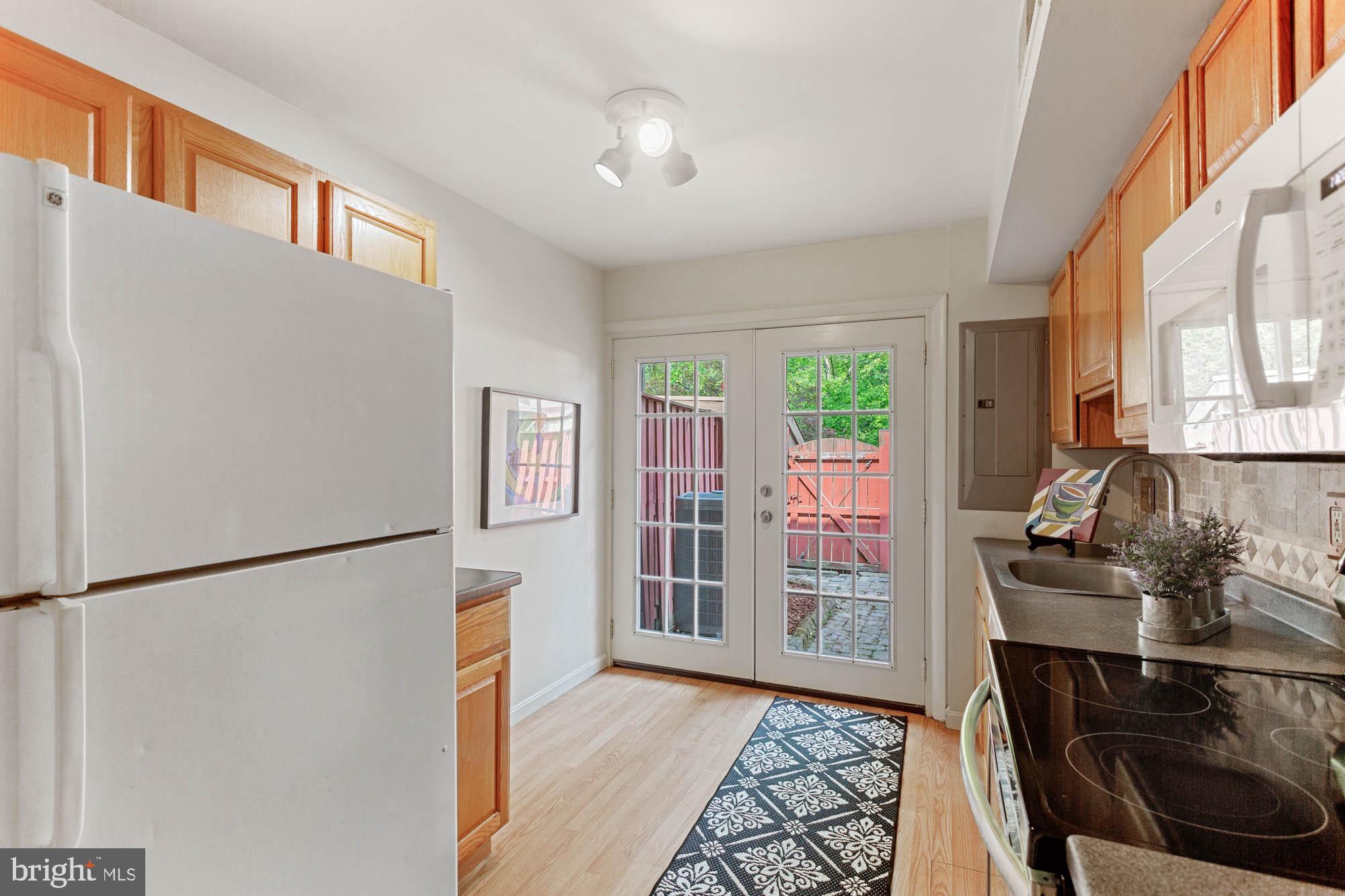 11241 Crystal Run, Unit B289 Columbia, MD 21044 - Photo 13 of 33 UPGR COUNT ERS*LIGHTING* LIGHT OAK CABINETS*STOVE*