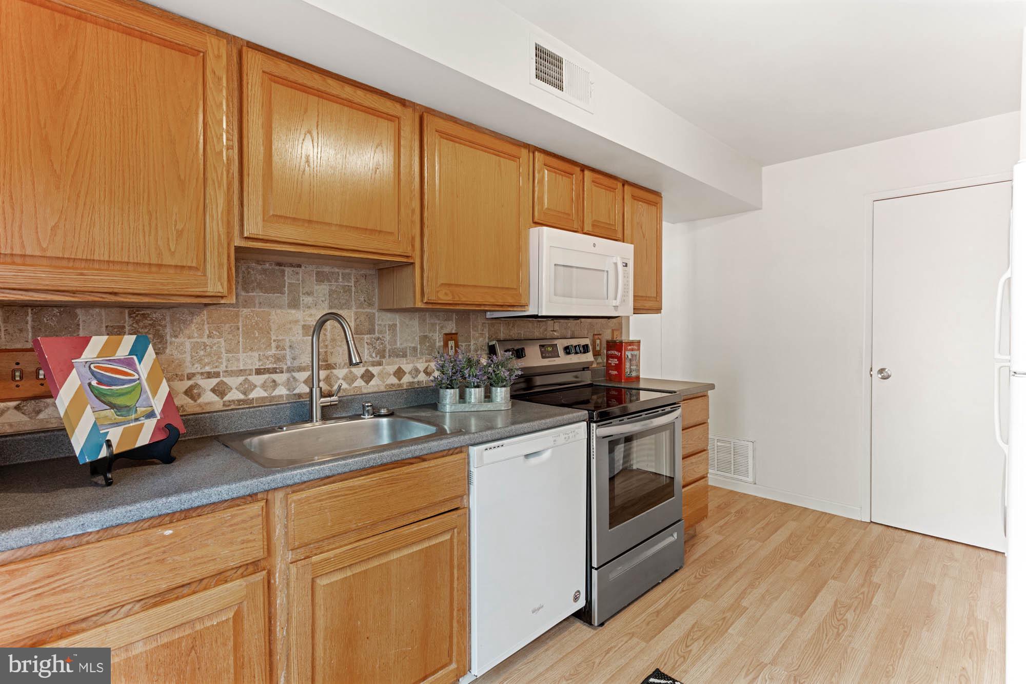 11241 Crystal Run, Unit B289 Columbia, MD 21044 - Photo 17 of 33 GALLEY KIT UPGRW/TUMBLED STONE BACKSPLASH*COUNTERS